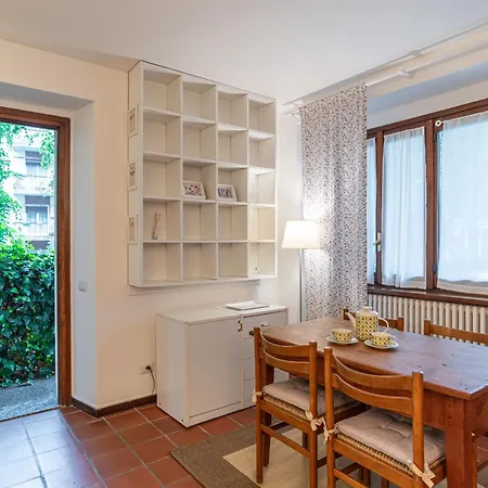 Guesthost - Cozy Apartamento